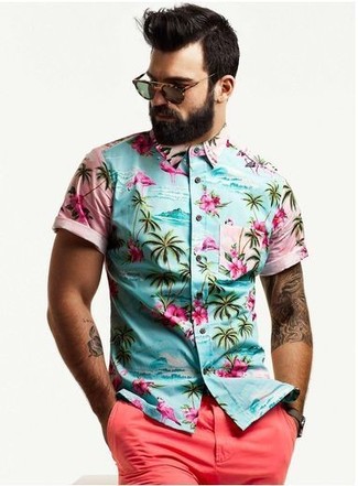 Hellblaues Kurzarmhemd kombinieren – 206 Casual Sommer Herren Outfits: Vereinigen Sie ein hellblaues Kurzarmhemd mit einer rosa Chinohose, um einen lockeren, aber dennoch stylischen Look zu erhalten. Dieses Outfit ist ideal für den Sommer geeignet.