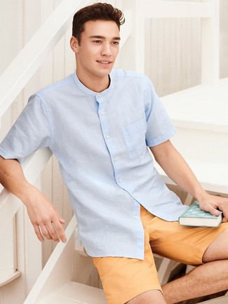 Senf Shorts kombinieren – 133 Herren Outfits: Kombinieren Sie ein hellblaues Kurzarmhemd mit senf Shorts für ein sonntägliches Mittagessen mit Freunden.