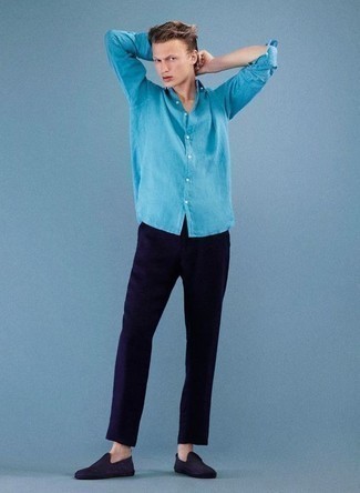 Dunkelblaue Chinohose kombinieren – 500+ Herren Outfits: Vereinigen Sie ein hellblaues Langarmhemd mit einer dunkelblauen Chinohose für ein großartiges Wochenend-Outfit. Setzen Sie bei den Schuhen auf die klassische Variante mit violetten Segeltuch Slippern.