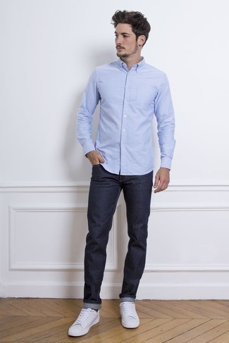 Welche Langarmhemden mit dunkelblauer Jeans zu tragen – 500+ Casual Herren Outfits: Kombinieren Sie ein Langarmhemd mit dunkelblauen Jeans für einen bequemen Alltags-Look. Weiße Segeltuch niedrige Sneakers sind eine gute Wahl, um dieses Outfit zu vervollständigen.