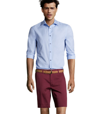 Hellbeige geflochtenen Ledergürtel kombinieren – 31 Herren Outfits: Ein hellblaues Langarmhemd und ein hellbeige geflochtener Ledergürtel sind eine perfekte Wochenend-Kombination.