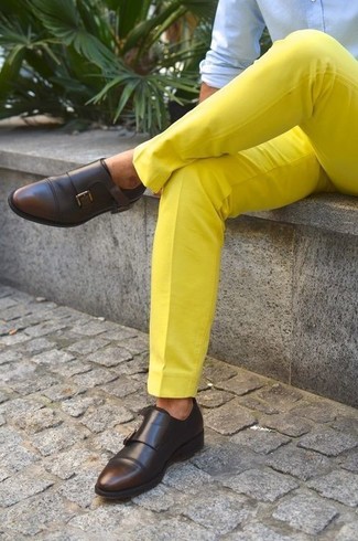 Gelbe Anzughose kombinieren – 45 Herren Outfits: Paaren Sie ein hellblaues Langarmhemd mit einer gelben Anzughose für eine klassischen und verfeinerte Silhouette. Dunkelbraune Doppelmonks aus Leder sind eine gute Wahl, um dieses Outfit zu vervollständigen.