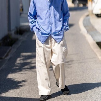 Welche Chukka-Stiefel mit hellblauen Langarmhemdes zu tragen – 156 Herren Outfits: Kombinieren Sie ein hellblaues Langarmhemd mit einer hellbeige Cargohose, um einen lockeren, aber dennoch stylischen Look zu erhalten. Schalten Sie Ihren Kleidungsbestienmodus an und machen Chukka-Stiefel zu Ihrer Schuhwerkwahl.