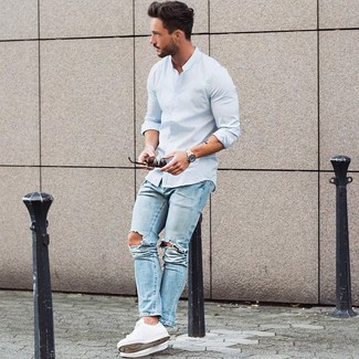 30 Jährige: Hellblaue Jeans kombinieren – 485 Casual Herren Outfits warm Wetter: Kombinieren Sie ein hellblaues Langarmhemd mit hellblauen Jeans, um einen lockeren, aber dennoch stylischen Look zu erhalten. Ergänzen Sie Ihr Look mit weißen niedrigen Sneakers.