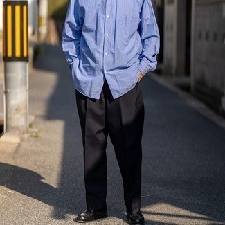 30 Jährige: Slipper kombinieren – 500+ Sommer Herren Outfits: Erwägen Sie das Tragen von einem hellblauen Langarmhemd und einer schwarzen Chinohose für ein großartiges Wochenend-Outfit. Entscheiden Sie sich für Slipper, um Ihr Modebewusstsein zu zeigen. Ein super Look für den Sommer.