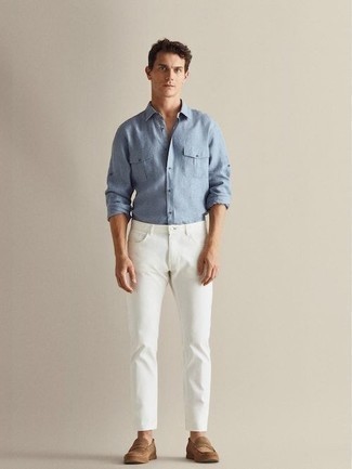 Wie hellblaues Langarmhemd mit weißer Jeans zu kombinieren – 87 Herren Outfits: Entscheiden Sie sich für ein hellblaues Langarmhemd und weißen Jeans für ein großartiges Wochenend-Outfit. Fühlen Sie sich ideenreich? Komplettieren Sie Ihr Outfit mit beige Wildleder Slippern.
