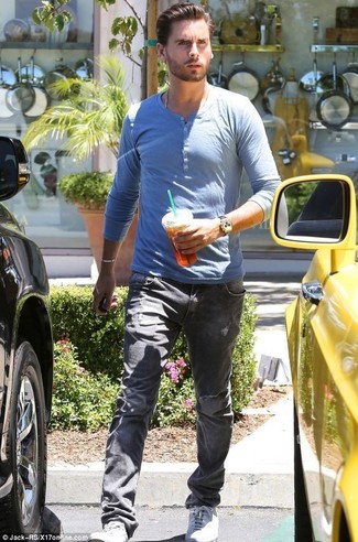  Scott Disick trägt hellblaues Langarmshirt mit einer Knopfleiste, graue Jeans, weiße Leder niedrige Sneakers