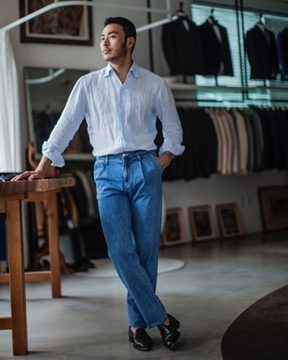 Wie dunkelbraune Leder Slipper mit dunkelblauer Jeans zu kombinieren – 7 Herren Outfits heiß Wetter: Vereinigen Sie ein hellblaues Leinen Langarmhemd mit dunkelblauen Jeans für ein großartiges Wochenend-Outfit. Entscheiden Sie sich für dunkelbraunen Leder Slipper, um Ihr Modebewusstsein zu zeigen.