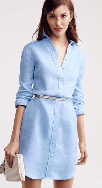 30 Jährige: Weiße Leder Clutch kombinieren – 97 Smart-Casual Damen Outfits: Entscheiden Sie sich für ein hellblaues Leinen Shirtkleid und eine weiße Leder Clutch - mehr brauchen Sie nicht, um einen perfekten lockeren City-Look zu erzielen.