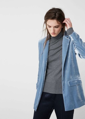 Grauen Pullover kombinieren – 1200+ Damen Outfits: Die Kombi aus einem grauen Pullover und einer dunkelblauen vertikal gestreiften Karottenhose ist eine perfekte Option für einen entspannten Look.