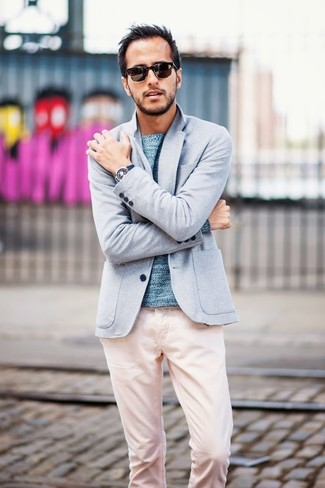 20 Jährige: Hellblaues Strick Sakko kombinieren – 1 Smart-Casual Herren Outfits: Kombinieren Sie ein hellblaues Strick Sakko mit einer rosa Chinohose, um einen modischen Freizeitlook zu kreieren.