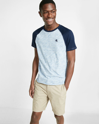 20 Jährige: Türkises T-shirt kombinieren – 108 Casual Herren Outfits: Kombinieren Sie ein türkises T-shirt mit hellbeige Shorts für ein bequemes Outfit, das außerdem gut zusammen passt.