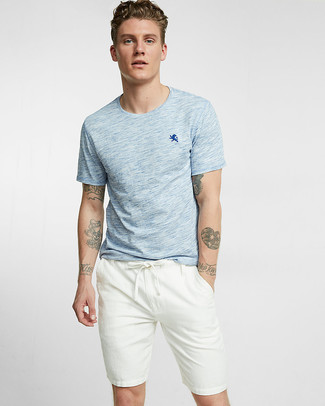 Weiße und blaue Shorts kombinieren – 500+ Herren Outfits: Kombinieren Sie ein hellblaues T-Shirt mit einem Rundhalsausschnitt mit weißen und blauen Shorts, um mühelos alles zu meistern, was auch immer der Tag bringen mag.