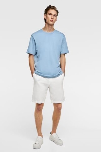 Welche Shorts mit hellblauen T-Shirts mit einem Rundhalsausschnitt zu tragen – 50 Herren Outfits: Entscheiden Sie sich für ein hellblaues T-Shirt mit einem Rundhalsausschnitt und Shorts für ein Alltagsoutfit, das Charakter und Persönlichkeit ausstrahlt. Dieses Outfit passt hervorragend zusammen mit weißen Leder niedrigen Sneakers.