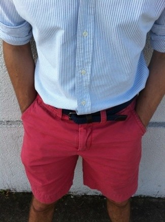Rosa Shorts kombinieren – 97 Herren Outfits: Kombinieren Sie ein hellblaues vertikal gestreiftes Langarmhemd mit rosa Shorts, um einen lockeren, aber dennoch stylischen Look zu erhalten.