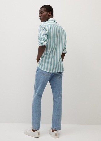 Hellblaue Jeans kombinieren – 1200+ Herren Outfits: Tragen Sie ein hellblaues vertikal gestreiftes Langarmhemd und hellblauen Jeans, um einen lockeren, aber dennoch stylischen Look zu erhalten. Weiße Leder niedrige Sneakers sind eine großartige Wahl, um dieses Outfit zu vervollständigen.