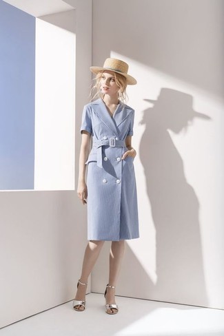 Hellblaues Wickelkleid aus Baumwolle kombinieren – 1 Damen Outfits: Wahlen Sie ein hellblaues Wickelkleid aus Baumwolle, um ein ultralässiges, aber dennoch stilsicheres Outfit zu schaffen. Ergänzen Sie Ihr Look mit silbernen Leder Sandaletten.