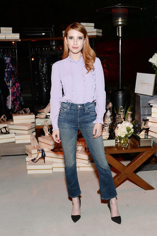 Emma Roberts trägt hellviolette Langarmbluse, blaue Jeans, schwarze beschlagene Wildleder Pumps