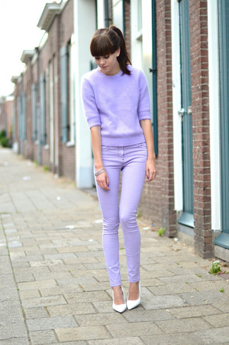 Hellviolette Hose kombinieren – 34 Damen Outfits: Ein hellvioletter Kurzarmpullover und eine hellviolette Hose sind perfekt geeignet, um ein lockeres Outfit zu erreichen. Weiße Leder Pumps sind eine perfekte Wahl, um dieses Outfit zu vervollständigen.