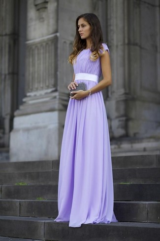 Hellviolettes Ballkleid kombinieren – 20 Damen Outfits: Um eine anspruchsvolle Silhouette zu erhalten, wahlen Sie ein hellviolettes Ballkleid.