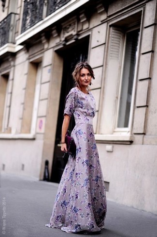 Hellviolette Taschen kombinieren – 125 Damen Outfits: Entscheiden Sie sich für einen glamurösen Alltags-Look in einem hellvioletten Ballkleid mit Blumenmuster und hellvioletten Taschen.