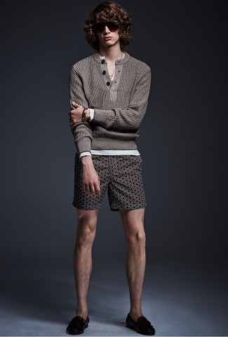 Dunkelbraunen Henley-Pullover kombinieren – 5 Herren Outfits: Vereinigen Sie einen dunkelbraunen Henley-Pullover mit dunkelbraunen bedruckten Shorts, um mühelos alles zu meistern, was auch immer der Tag bringen mag. Fühlen Sie sich ideenreich? Entscheiden Sie sich für schwarzen Leder Slipper.
