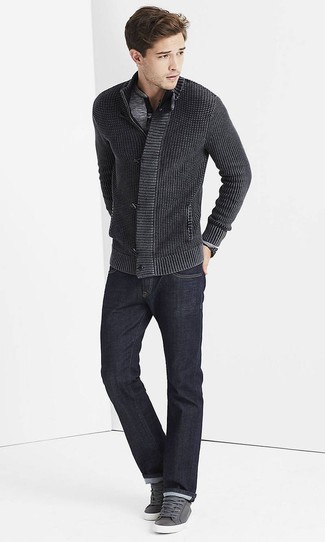 grauer Henley-Pullover, dunkelgrauer Pullover mit einem Reißverschluß, dunkelblaue Jeans, graue Leder niedrige Sneakers für Herren
