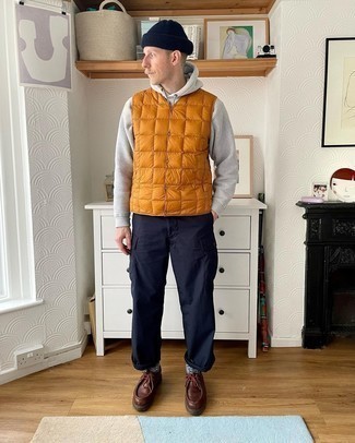 Wie Pullover mit einem Kapuze mit ärmelloser Jacke zu kombinieren – 152 Herren Outfits