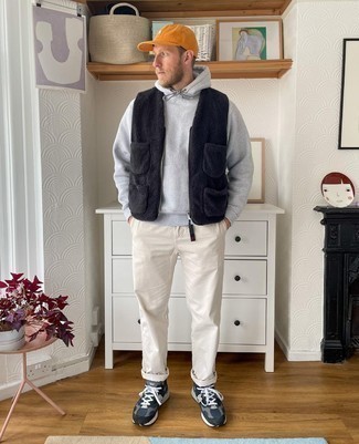 Wie Pullover mit einem Kapuze mit ärmelloser Jacke zu kombinieren – 152 Herren Outfits