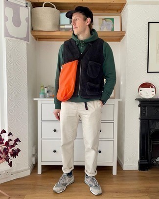 Wie Pullover mit einem Kapuze mit ärmelloser Jacke zu kombinieren – 152 Herren Outfits