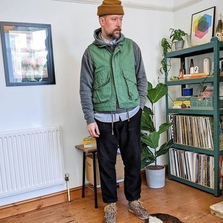 Wie Pullover mit einem Kapuze mit ärmelloser Jacke zu kombinieren – 152 Herren Outfits