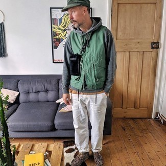 Wie Pullover mit einem Kapuze mit ärmelloser Jacke zu kombinieren – 152 Herren Outfits