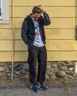 Wie Pullover mit einem Kapuze mit ärmelloser Jacke zu kombinieren – 152 Herren Outfits