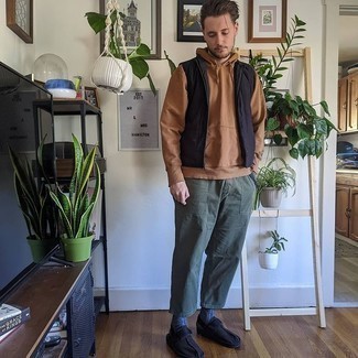 Wie Pullover mit einem Kapuze mit ärmelloser Jacke zu kombinieren – 152 Herren Outfits