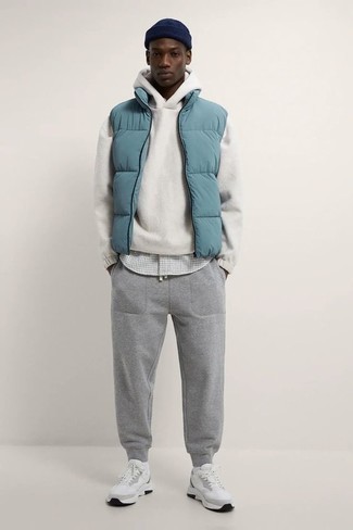 Wie Pullover mit einem Kapuze mit ärmelloser Jacke zu kombinieren – 152 Herren Outfits