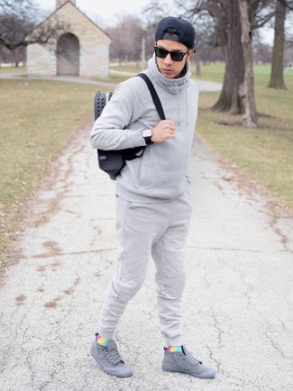 Wie Pullover mit einem Kapuze mit hoher Sneakers zu kombinieren – 411 Herren Outfits