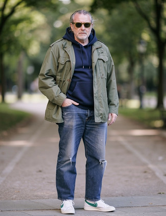 50 Jährige: Wie Pullover mit einem Kapuze mit hoher Sneakers zu kombinieren – 7 Herren Outfits