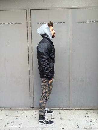Wie Pullover mit einem Kapuze mit hoher Sneakers zu kombinieren – 411 Herren Outfits
