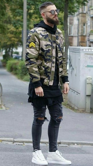 Wie Pullover mit einem Kapuze mit hoher Sneakers zu kombinieren – 199 Herbst Herren Outfits