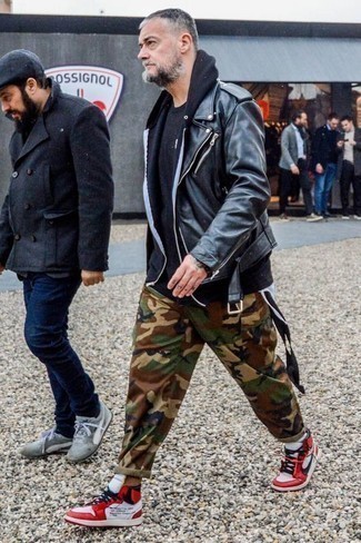 50 Jährige: Wie Pullover mit einem Kapuze mit hoher Sneakers zu kombinieren – 7 Herren Outfits