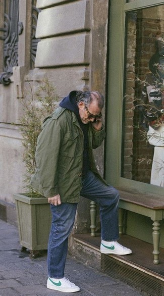 50 Jährige: Wie Pullover mit einem Kapuze mit hoher Sneakers zu kombinieren – 7 Herren Outfits