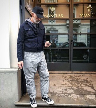 50 Jährige: Wie Pullover mit einem Kapuze mit hoher Sneakers zu kombinieren – 7 Herren Outfits