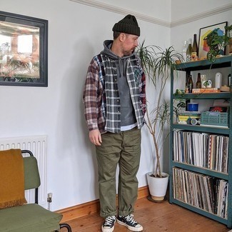 40 Jährige: Wie Pullover mit einem Kapuze mit Langarmhemdes zu kombinieren – 8 Herren Outfits