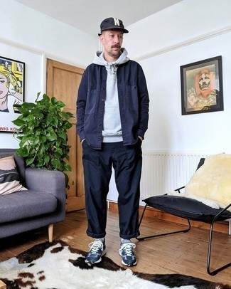 40 Jährige: Wie Pullover mit einem Kapuze mit Langarmhemdes zu kombinieren – 8 Herren Outfits