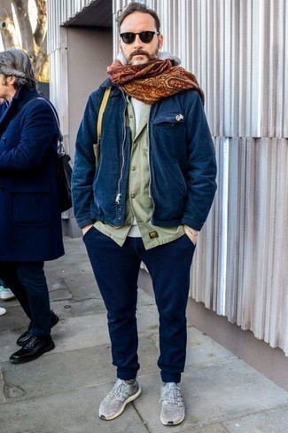 40 Jährige: Wie Pullover mit einem Kapuze mit Langarmhemdes zu kombinieren – 8 Herren Outfits