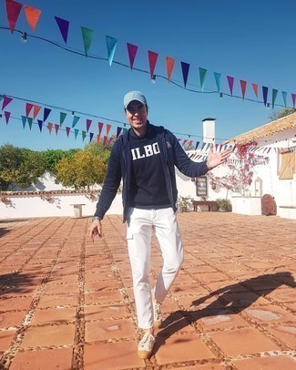 40 Jährige: Wie Pullover mit einem Kapuze mit Langarmhemdes zu kombinieren – 8 Herren Outfits