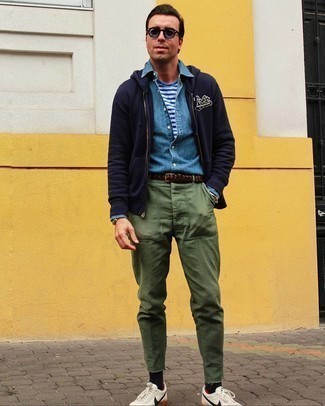 40 Jährige: Wie Pullover mit einem Kapuze mit Langarmhemdes zu kombinieren – 8 Herren Outfits