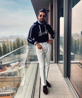 40 Jährige: Wie Pullover mit einem Kapuze mit Langarmhemdes zu kombinieren – 8 Herren Outfits