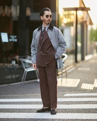 Dunkelbraunen Anzug kombinieren – 972+ Herren Outfits: Entscheiden Sie sich für einen klassischen Stil in einem dunkelbraunen Anzug und einem braunen Anzug. Bringen Sie die Dinge durcheinander, indem Sie schwarzen Wildleder Slipper mit diesem Outfit tragen.