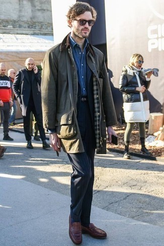 Braune Leder Slipper kombinieren – 1200+ Herren Outfits: Entscheiden Sie sich für eine dunkelgrüne Jacke mit einer Kentkragen und Knöpfen und einen dunkelblauen vertikal gestreiften Anzug für einen für die Arbeit geeigneten Look. Fühlen Sie sich ideenreich? Entscheiden Sie sich für braunen Leder Slipper.